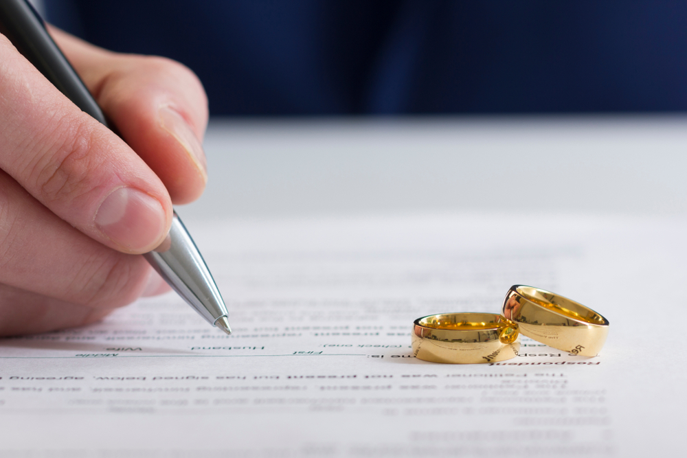 Photo of the rings and a pen on the table